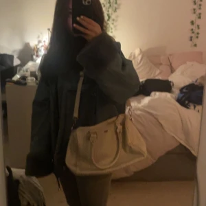 Vit axelväska - Vit axelväska som aldrig använts och därför i perfekt skick, pris kan diskuteras.