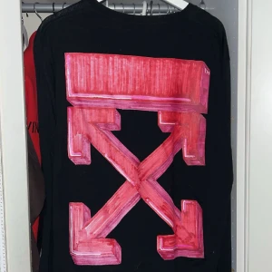 Off white crewneck - Tunn crewneck för kanonpris  Cond 9/10 använd Max 3 gånger!  QR kod samt hangtags finns bilder går att få!   OBS tröjan är legitcheckad finns bild