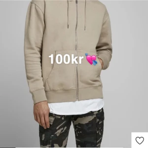 Beige zipup Tröja - Denna nästintill oanvända beiga zipupen! Mycket lik tröjan på första bilden ❤️‍🔥