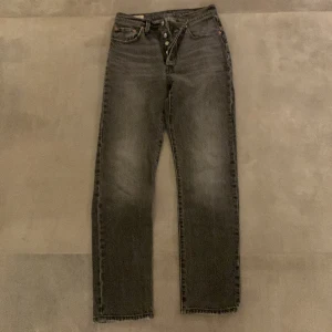 Levi's W25 L30 - Säljer mina Levi's som blivit för små. Har inte hunnit använda dom så många gånger så dom är i bra skick❣️