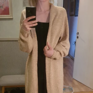 H&M varm lång kofta - Beige kofta från H&M. Gott skick
