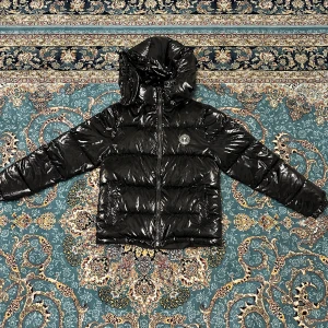 Trapstrar Irongate Shiny Black Detachable Hooded Poffer Jacket - säljer min Trapstar Shiny för köpt ny jacka. Har tagit på mig bara 2 gånger, Jackan är i väldigt bra skick 10/10. Väldigt varmt. frakten görs samma dag.  Undrar du nått eller för fler bilder tveka inte på att skriva. Seriösa kunder bara.🤩