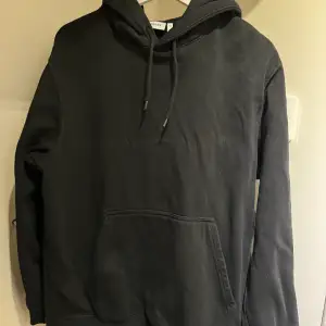 En skön svart hoodie i färgen svart ifrån weekday