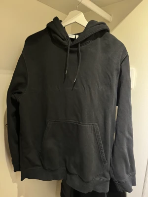 Svart hoodie från weekday  - En skön svart hoodie i färgen svart ifrån weekday. Ny pris 349kr säljer endast för 99kr