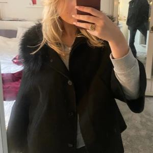 Svart kappa med päls - Jättefin kappa med pälskrage från zara stl xs