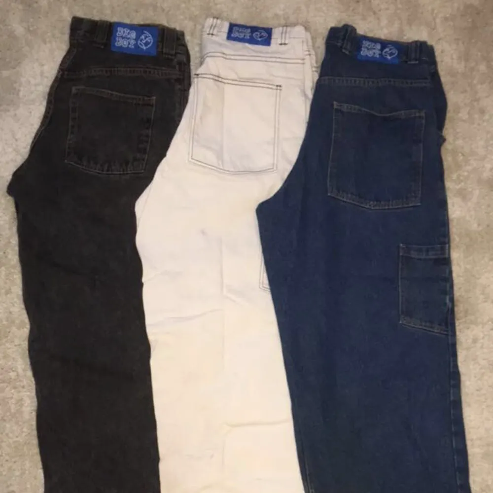 Säljer 3st bigboys kan köpas styckvis d spelar ingen roll. Svarta: S Vita: M Blåa: L. Jeans & Byxor.