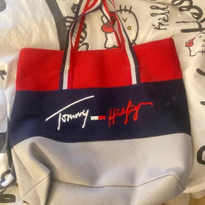 Tommyhilfiger väska  - Org pris 1089kr❤️ ej använd. Snabb affär så sänks priset 