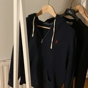  Polo Ralphoren hoodie - Polo Ralphoren hoodie i mörk blå färg, storlek m men passar även s, köp för 1500kr, och är använd ett få antal gånger. Hör av er vid funderingar eller om bilder😊✅