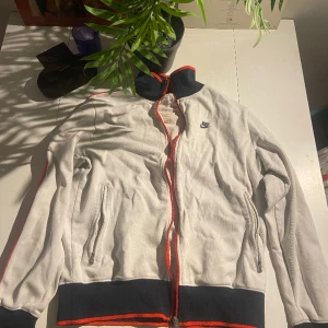 Nike Vintage Zipper Tröja - Snygg nike vintage longsleeve tröja. Sparsamt använd, medium