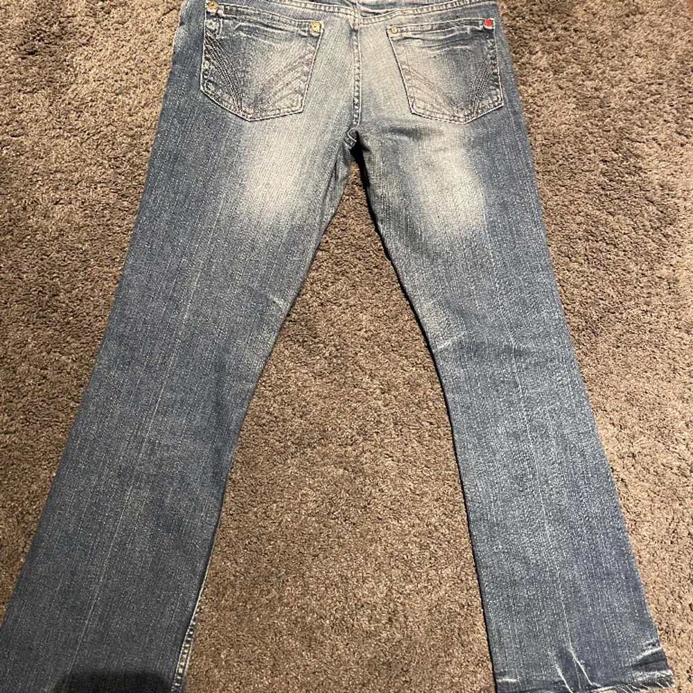 Lågmidjade bootcut jeans,från river island. Jätte snygga och i bra skick. Midja 39,5 cm, benlängd 93 cm från grenen 75 cm💗. Jeans & Byxor.