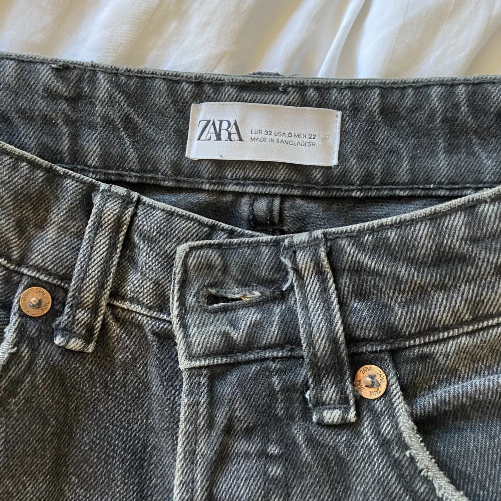 Säljer mina zara jeans då de blivit försmå! Bra skick och nypris är 359kr. Kontakta för fler bilder!🙏🏼. Jeans & Byxor.