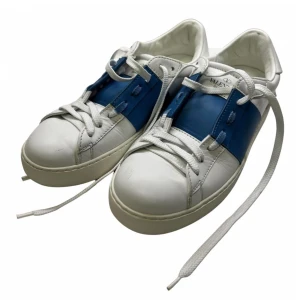 Valentino garavani - Tja, säljer dessa valentino skor. Det är storlek 37,5 passar 38. Dem är i väldigt fint skick så cond är 8/10. Kom privat för mer bilder!