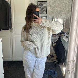 Stickad tröja  - Säljer denna fina stickade tröja då den inte kommer till användning längre. 