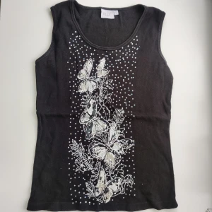 Linne - Linne med fjärilar och glitter. Strl L men jag på bilden har 36. Vinnande bud betalar med köp nu 