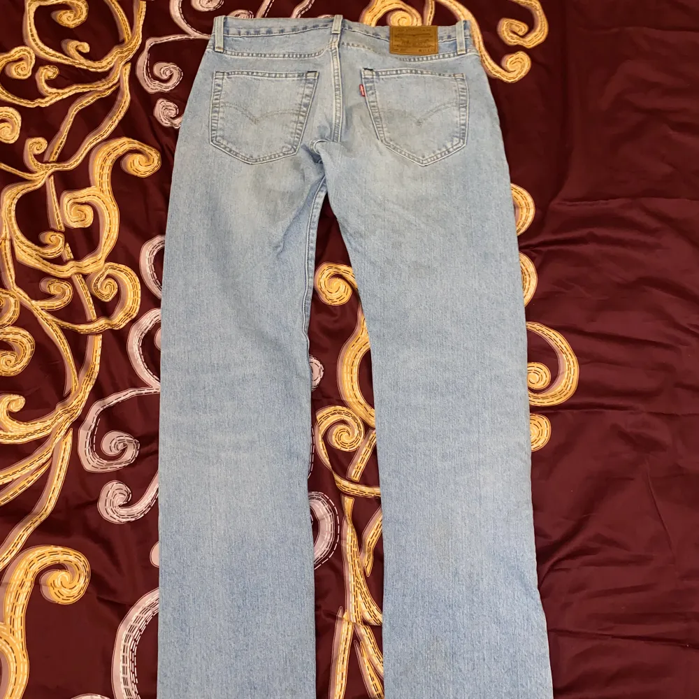 Somriga levi’s jeans med en fin färg. Använt fåtal gånger. Helt fräscha. . Jeans & Byxor.