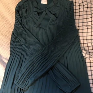  grön blus från Vila - Detta är en jätte fin och grön blus från Vila i storlek 38! Har aldrig användit den eftersom den är lite förstor för mig. Kontakta för fler bilden! ❤️✌️☀️☀️Köparen står för frakt!☀️