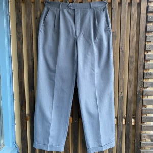 Ljusblå kostymbyxor - Ljusblå kostymbyxor med inget märke. Storlek: 32/32. Pris: 149kr. 