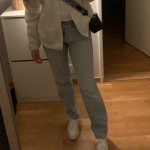 midrise jeans Zara - Mid rise jeans från zara, superfina, säljer då de blivit för små! Dessa är ljus blå! 