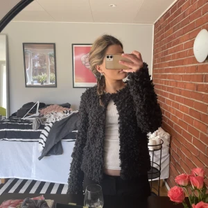 Svart kofta - Svart kofta som även funkar att använda som jacka nu till sommaren!!❤️