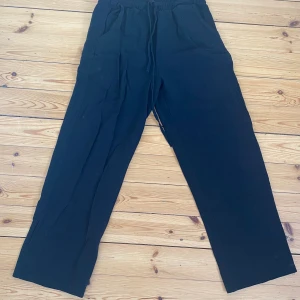 Midwaist svarta linnebyxor - Säljer mina fina midwaist svarta linnebyxor då de tyvärr blivit för korta på mig! Nypris 250kr använda fåtal gånger! TRYCK GÄRNA PÅ KÖP NU!! Kontakta mig vid intresse!