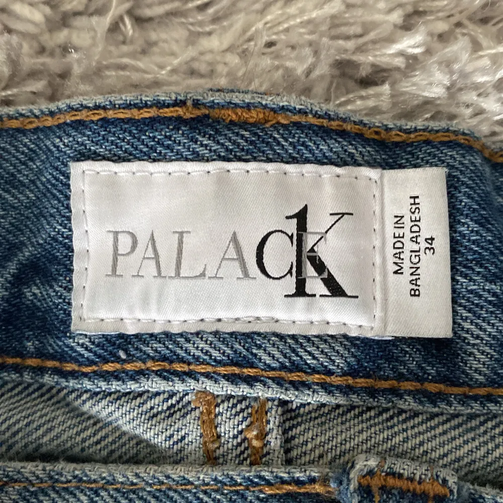 Palace x Calvin Klein Jeans Nyskick använda fåtal gånger men klippta i benen, är 182cm går att klippa/sy upp kortare med bra resultat. Jeans & Byxor.