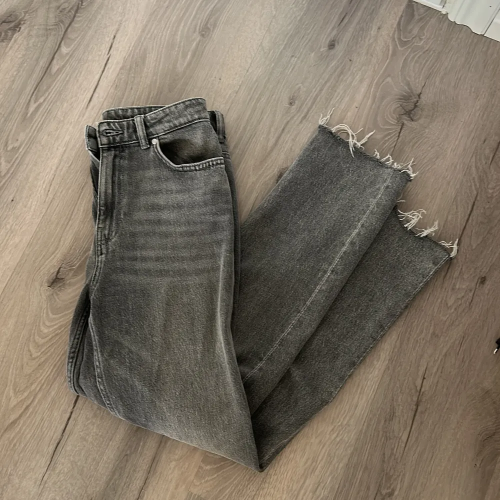 Grå jeans från only med slitningar nertill. Storlek 30/34. Knappt använda . Jeans & Byxor.