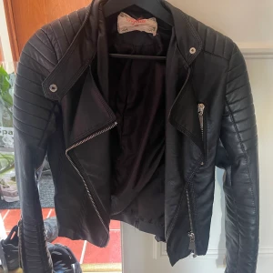 Skinnjacka - Skriv om du är intresserad så kan vi diskutera pris, frakt och så vidare😊 Bara att skriva om du vill ha fler bilder 