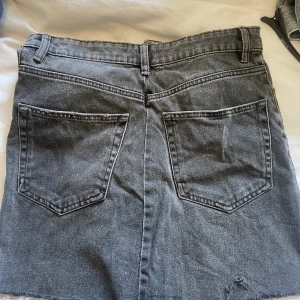 Grå jeanskjol - Grå jeanskjol från zara! Frakt 54kr🥰