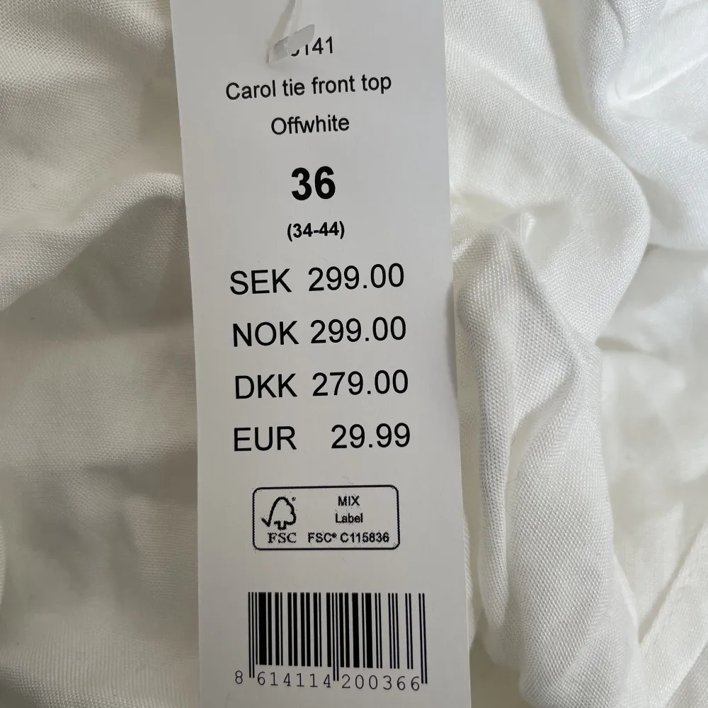 Helt oanvänd men lappen kvar. Superfin. Nypris 299kr. Blusar.