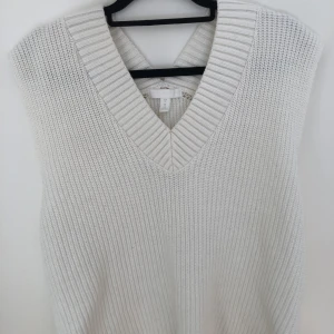 Stickad väst - Vit stickad väst i oversize fit från H&M. Enbart använd ett fåtal gånger så den är i bra skick. 