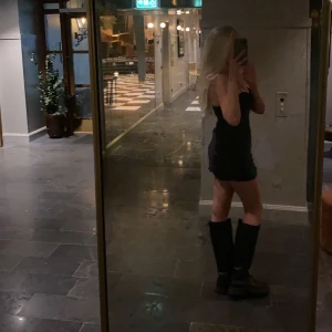 Höga boots - Säljer dessa höga boots från Gina då jag int får någon användning av de längre!! Ny pris är 699kr säljer för 400kr🥰 ( vid snabbt köp kan ja tänka mig sänka priset)