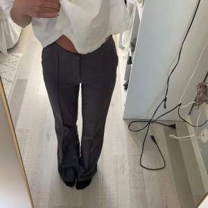 Jag säljer nu mina snygga gråa kostymbyxor ifrån Gina tricot i storlek Xs. De är bara använda några få gånger men är i superbra skick! Jag är 164 cm och de är lite långa på mig. buda gärna!💖