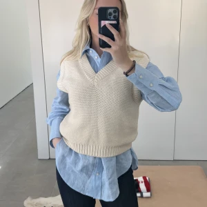 Stickad väst - Vit stickad väst, snygg utanpå skjortor bland annat🥰