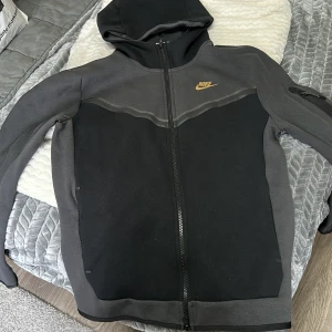 Nike Tech Fleece Svart/Grå/Guld - Nike Tech Fleece Storlek S Använd 2 gånger. Inköpt i November 2022 Köpt från Zalando 1345kr Skön och varm 