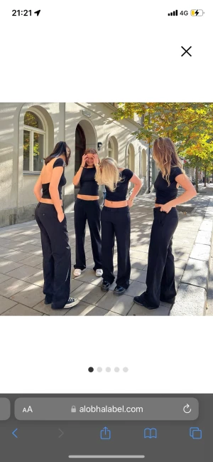 Alobha kostymbyxor  - Säljer mina jätte fina alobha kostymbyxor då dom är lite stora (stora i storleken) för mig, har slititningar nere vid fötterna då de är för långa, och en knapp har lossnat, därav det billiga priser! Kan skicka fler bilder privat💓Ny pris 800kr