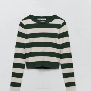 Zara tröja  - Säljer min fina zara tröja då jag inte använder den längre. Använd enstaka gånger. Storlek L men passar på mig som kan ha S. Stretchigt material 