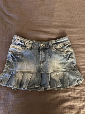 Jeanskjol - Trendig jeanskjol. Mått rak över: 36 cm. Storlek S. Skriv för bilder på.