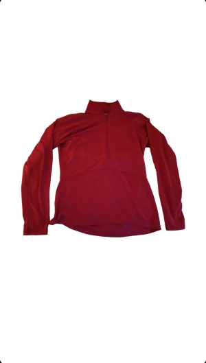 Träningströja - Nyskick. Röd träningströja som är perfekt för utomhusaktiviteter. Tveka inte att ställa frågor!