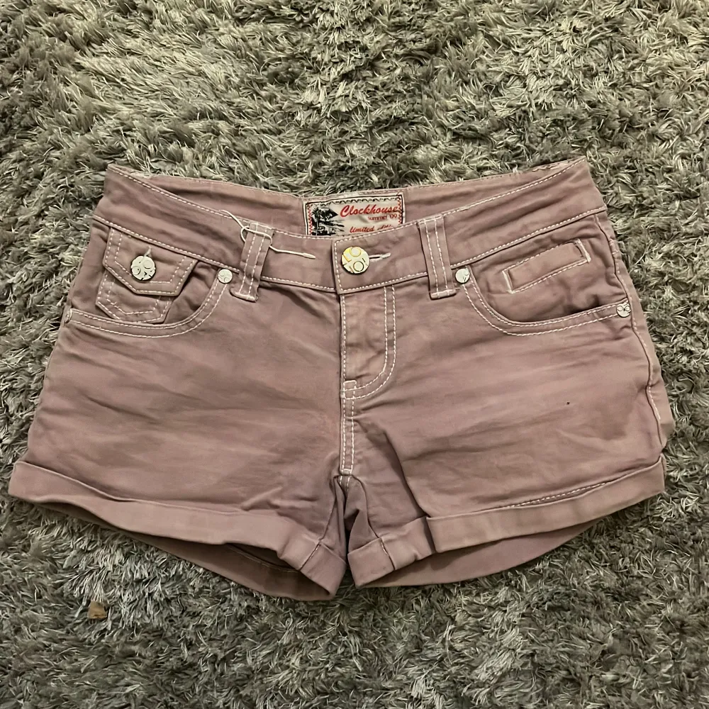 Ljus lila/rosa lågmidjade jeans shorts. Säljer de de är lite för tajta för mig. De är i nyskick och är jätte  fina💞Köparen står för frakt. Shorts.