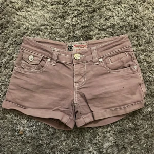 Lila jeansshorts - Ljus lila/rosa lågmidjade jeans shorts. Säljer de de är lite för tajta för mig. De är i nyskick och är jätte  fina💞Köparen står för frakt