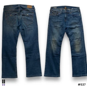 True religion jeans 537 - 💜Model: Ricky 💜Tag: w34 💜Waist: 45 cm 💜Inseam: 74 cm 💜Outseam: 102 cm 💜Leg opening: 20 cm 💜Flaws: lagade i skrevet