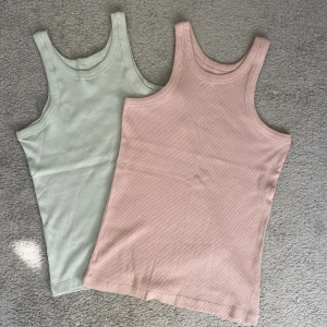 Ribbade linnen - Två superfina ribbade linnen i pastellfärger💚💗båda linnena är oanvända och i nyskick🤩köp ett för 25kr eller båda för 40kr