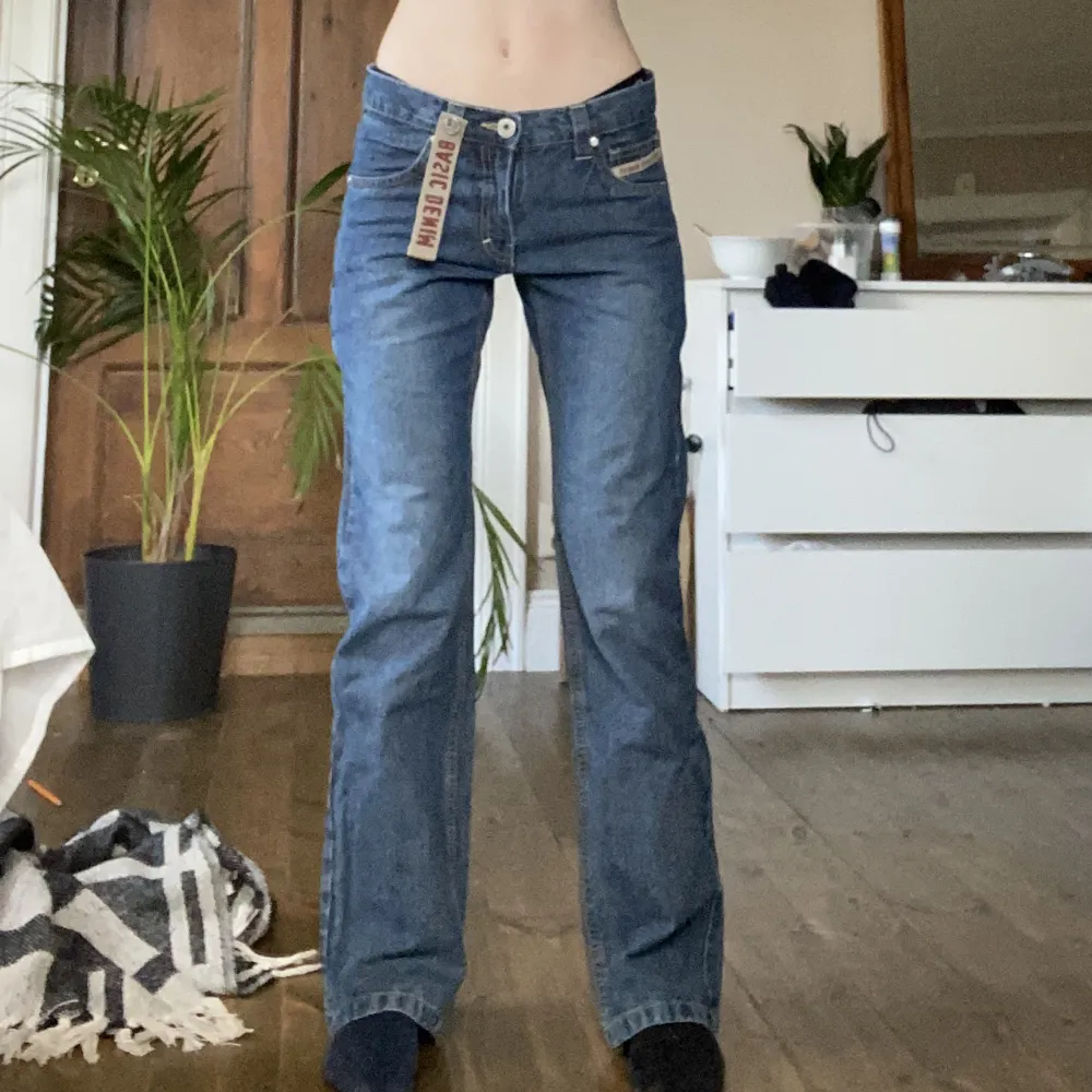 Ett par skit snygga lowrised jeans som inte kommer till användning! De är ifrån märket Detroit och är i storlek Xs!  Jag är 156cm lång!. Jeans & Byxor.