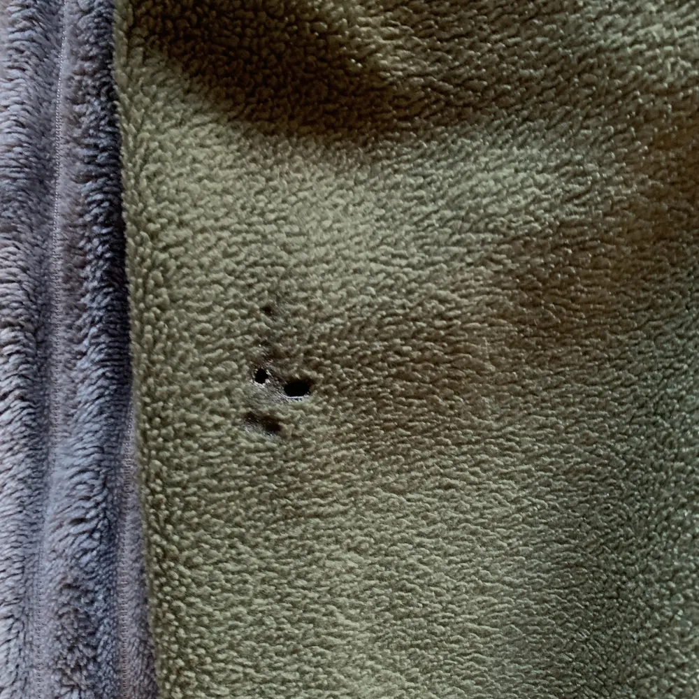Grön columbia fleece jacka, Är i bra skick dock finns det ett litet hål i nedre vänstra armen.. Jackor.