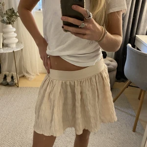 Volangkjol - Säljer denna så fina kjolen❤️‍🔥 köpt från zara förra året, nästan aldrig använd då jag föredrar shorts så i super skick! 