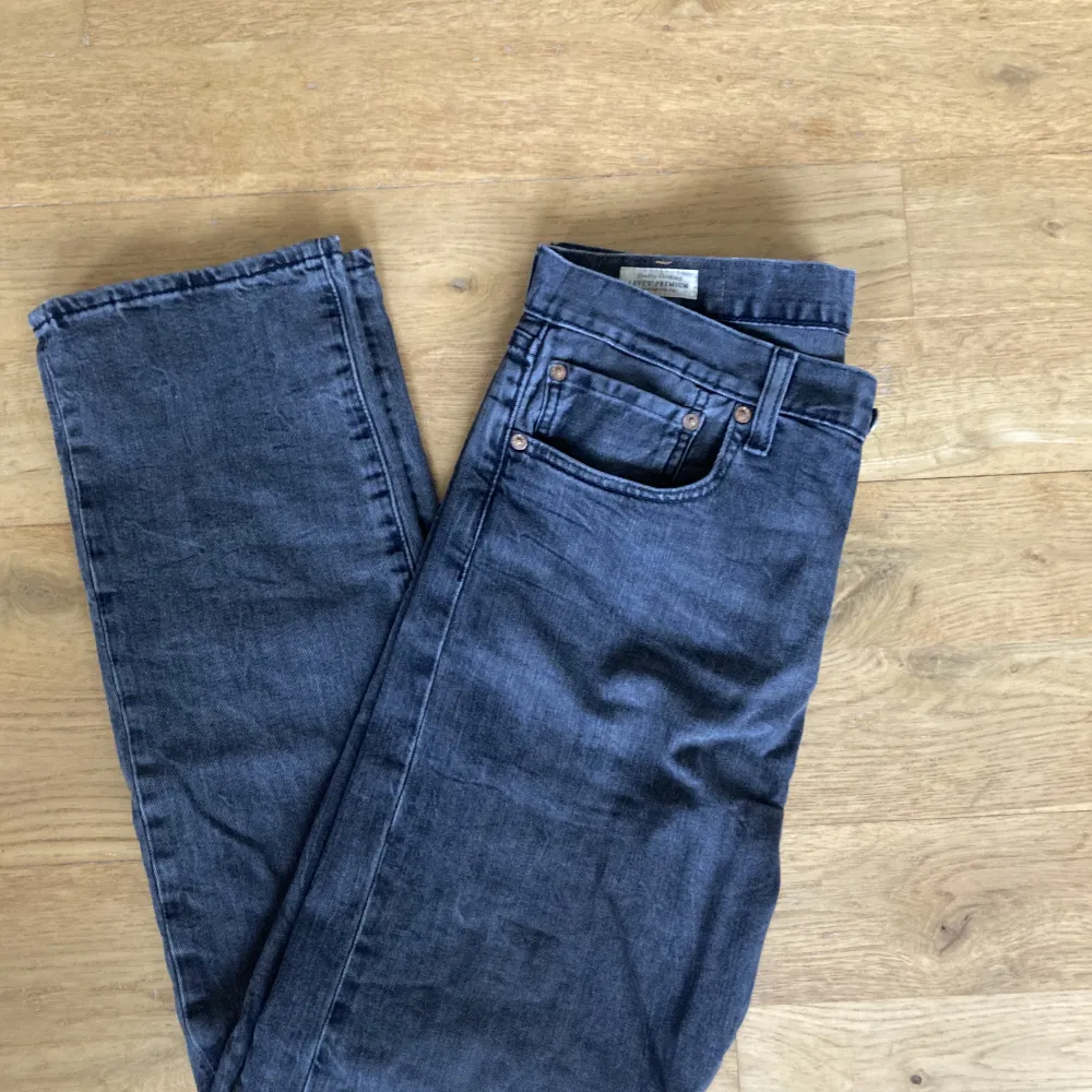 Hej.  säljer nu ett par mörkgrå levis 501 jeans i storlek W/32 L/32! Dom är i helt perfekt skick.  Pris 450 kr!  Skriv gärna om du är intresserad!. Jeans & Byxor.