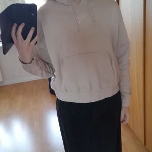 Beige tjocktröja  - En beige tjocktröja som aldrig blivigt andvänd, Lappen är inte kvar för att jag fick den av min kompis för att hen hadde aldrig andvänt den så jag fick den och sen har jag aldrig andvänt den. Säljer för att jsg kommer aldrig att använda den