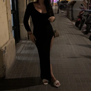 Svart lång klänning🖤 - Super bekväm svart lång klänning med inga tecken på användning. Stor slits vid ena benet.💖💖