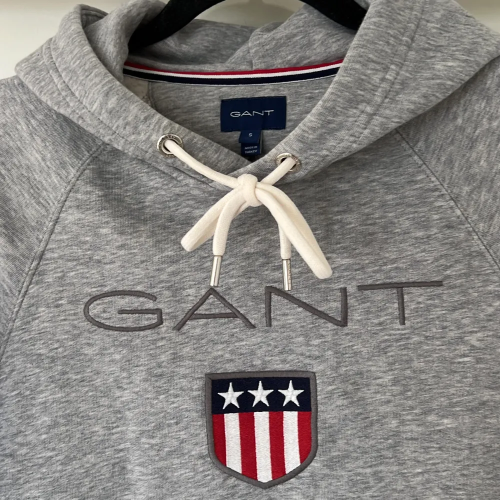 Gant hoodie i nyskick, enbart använd 2 gånger.  Strl S 🤍. Hoodies.