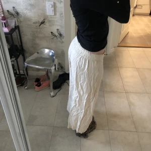 Linnebyxor - Säljer mina sköna linnebyxor! Jag är 168 men tycker dom är lite korta, jag föredrar även att vika ner midjan en gång viket jag även gjort på bilderna! Snöret är endast prydnad 💘